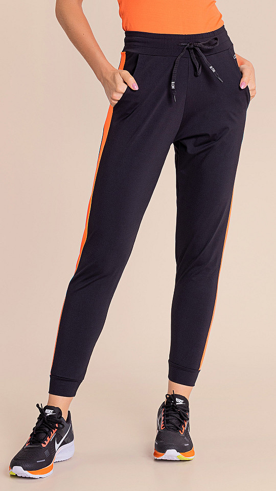 24270039 - Jogger Feminina Preta detalhes em Laranja