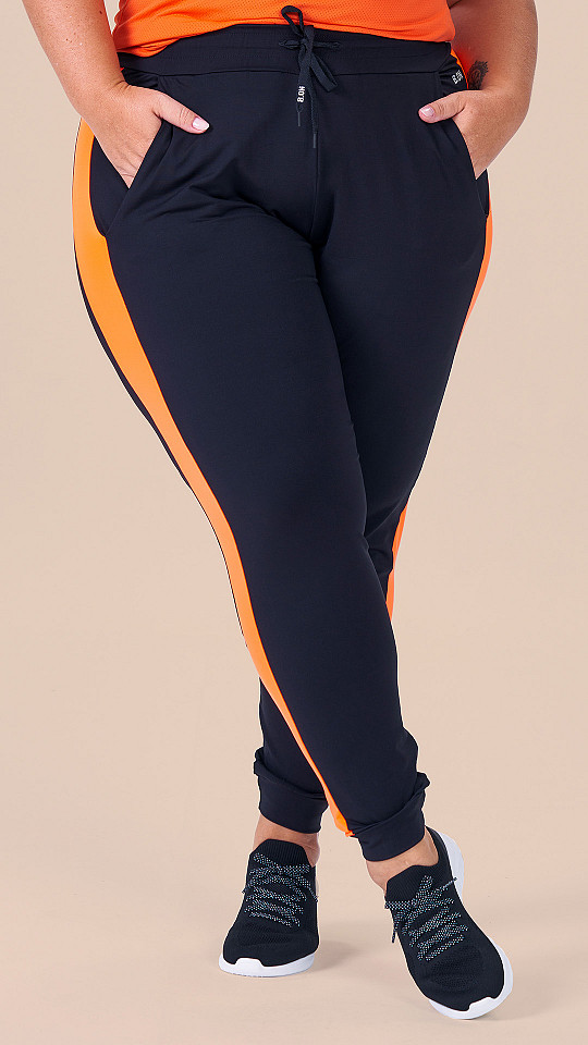 24270205 - Jogger Feminina B.ON Plus Size Preta c/ Laranja